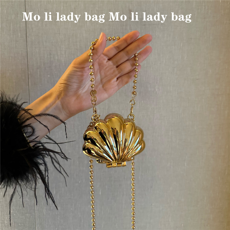 Mini crvena ženska torbica u obliku školjke s perljanim lancem, crossbody.