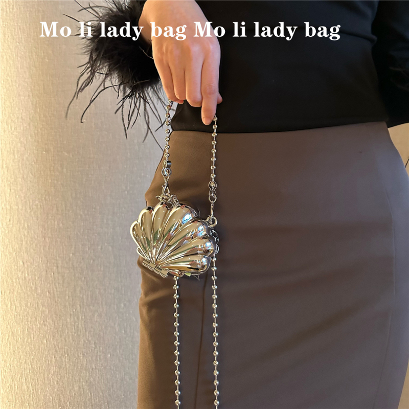 Mini crvena ženska torbica u obliku školjke s perljanim lancem, crossbody.