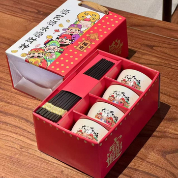 Set ceramic cu patru boluri și bețișoare, într-o cutie cadou, capacitate 300 ml