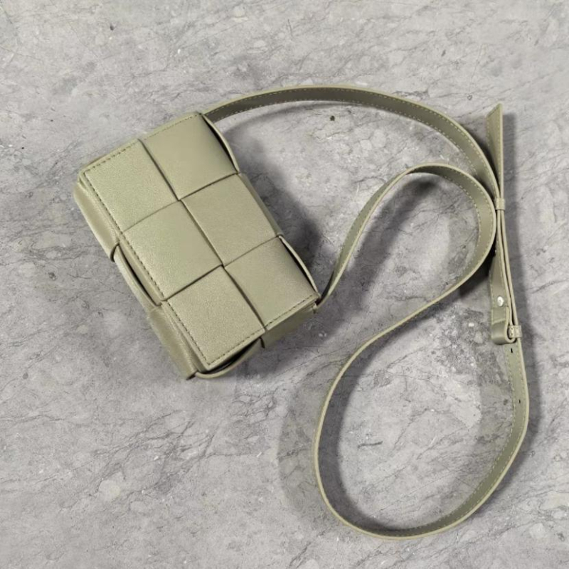 2026 mini pletena torbica za ruž s kravlje kože, mekana koža, crossbody s jednim naramenicom, karirani vzor, mala torbica, luksuzan izgled