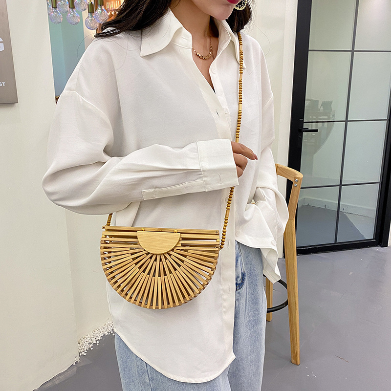 Mala slamnata crossbody torbica s prorezanim uzorkom, oblik školjke