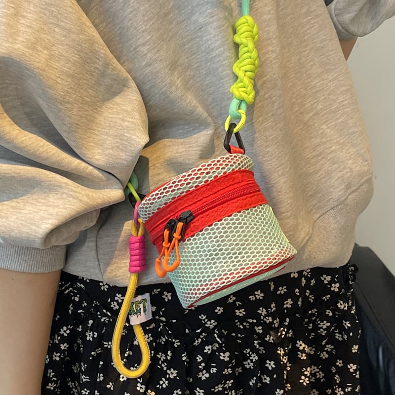 Ružičasta mini crossbody torbica od mreže s perforacijama, bucket oblik, za žene