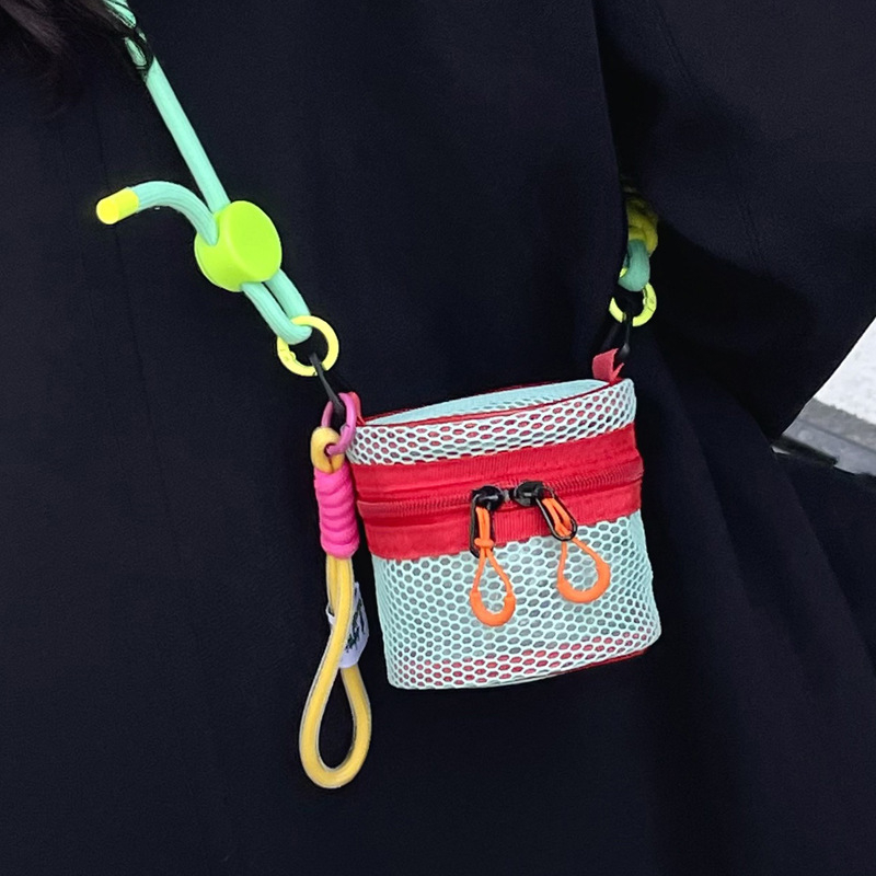 Ružičasta mini crossbody torbica od mreže s perforacijama, bucket oblik, za žene