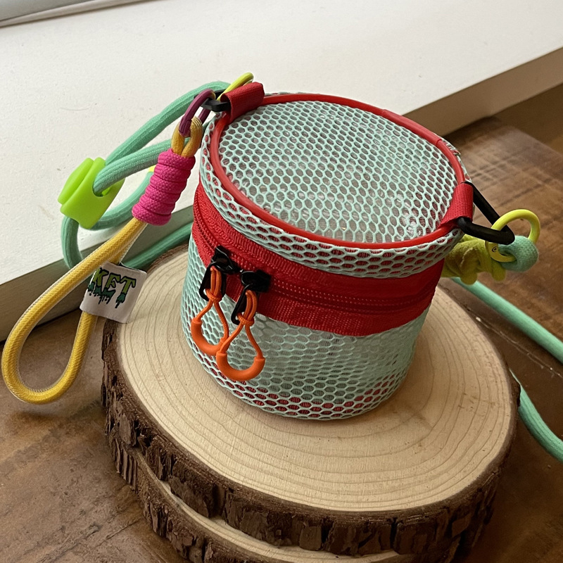 Ružičasta mini crossbody torbica od mreže s perforacijama, bucket oblik, za žene