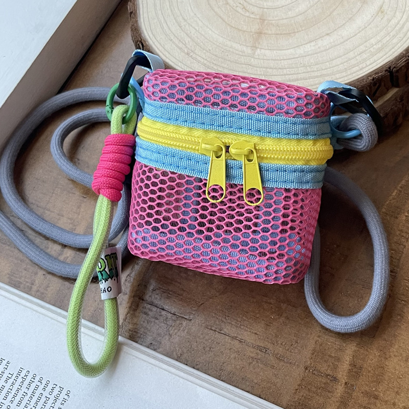 Ružičasta mini crossbody torbica od mreže s perforacijama, bucket oblik, za žene
