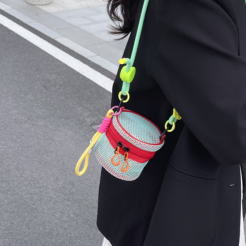 Ružičasta mini crossbody torbica od mreže s perforacijama, bucket oblik, za žene
