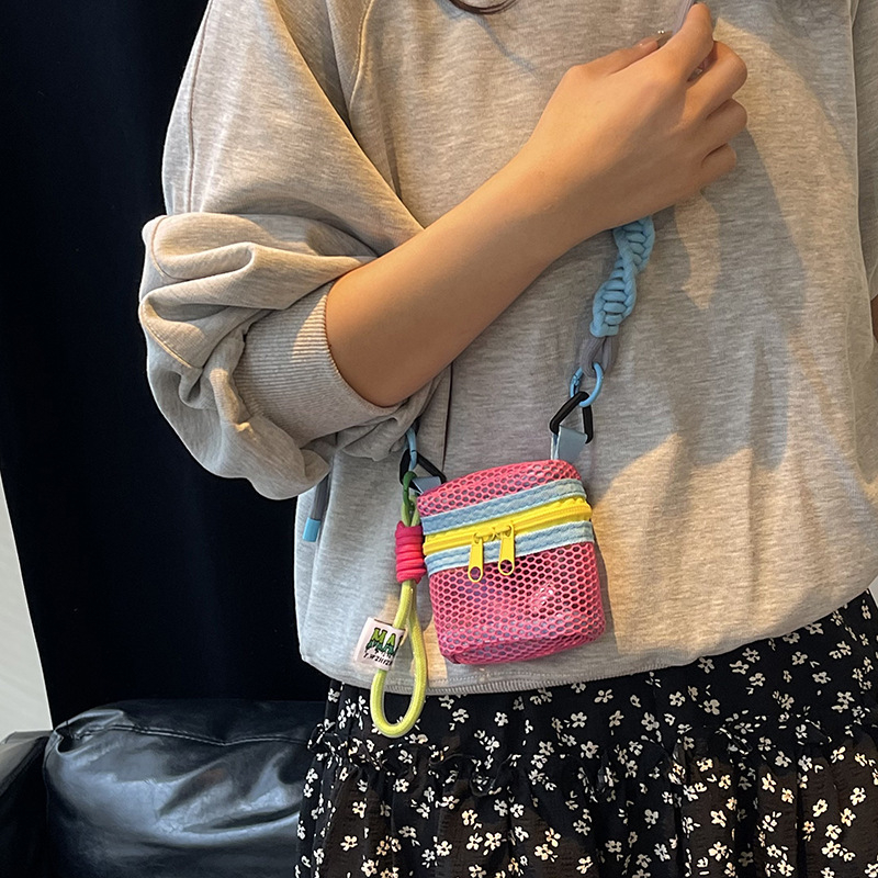 Ružičasta mini crossbody torbica od mreže s perforacijama, bucket oblik, za žene
