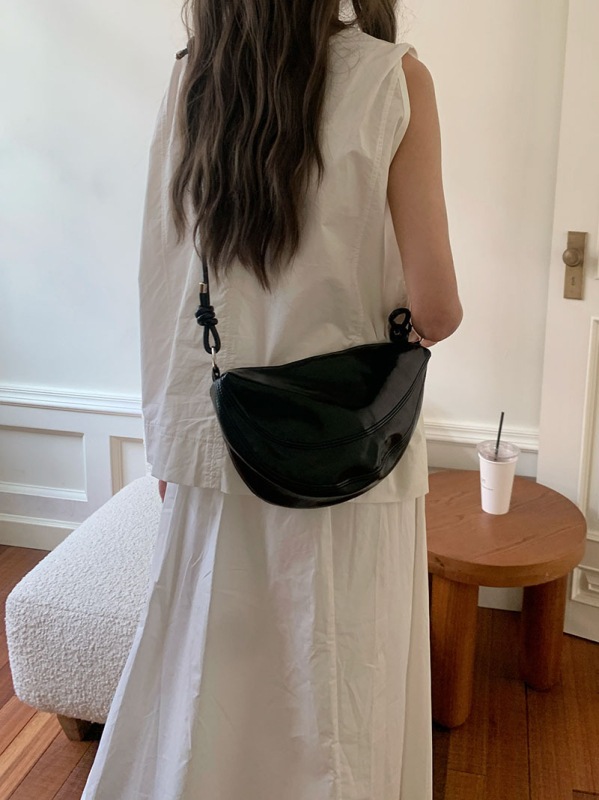 Korejska nišna ženska torbica ispod pazuha, ljeto 2026, moderna sedlasta torba, crvena, casual crossbody