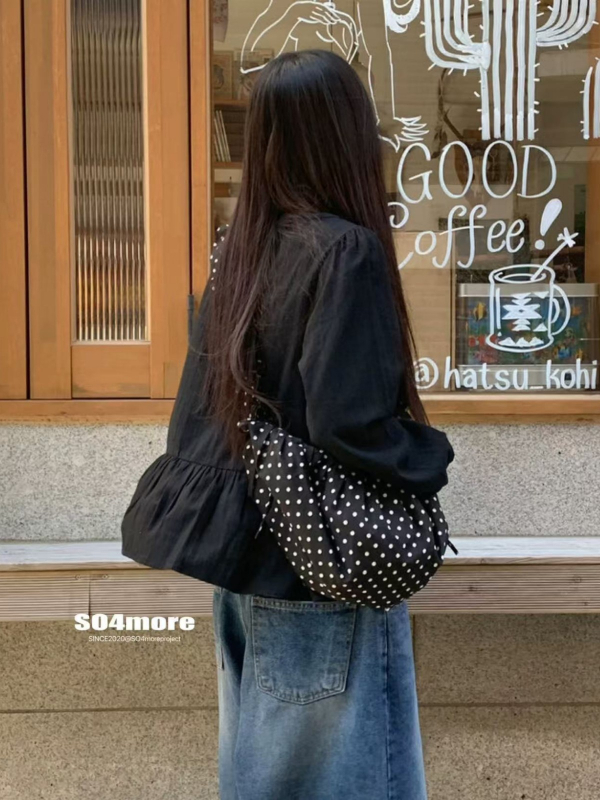 Vintage polumjesec torbica s točkastim uzorkom, vezica i plisirani detalji, preko ramena