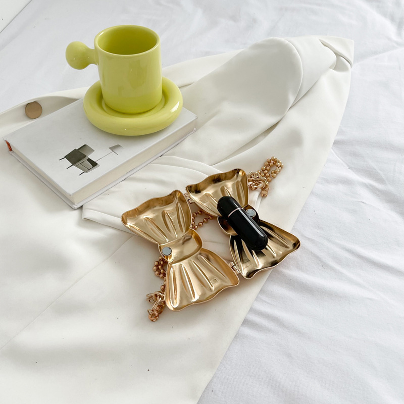 Metalna clutch torbica s motivom leptira i lančićem, mini crossbody večernja torba za ljeto