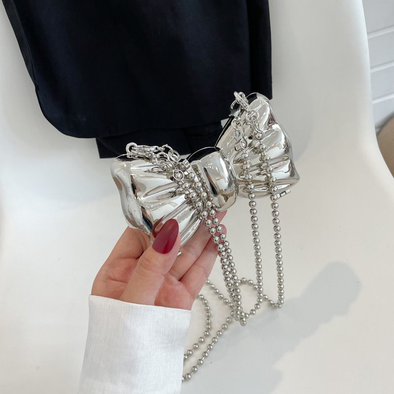 Metalna clutch torbica s motivom leptira i lančićem, mini crossbody večernja torba za ljeto
