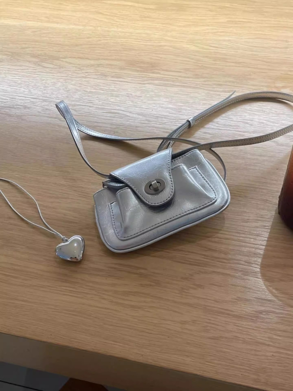Mala PU crossbody torbica za žene, kvadratna torba s lancem, proljeće 2025