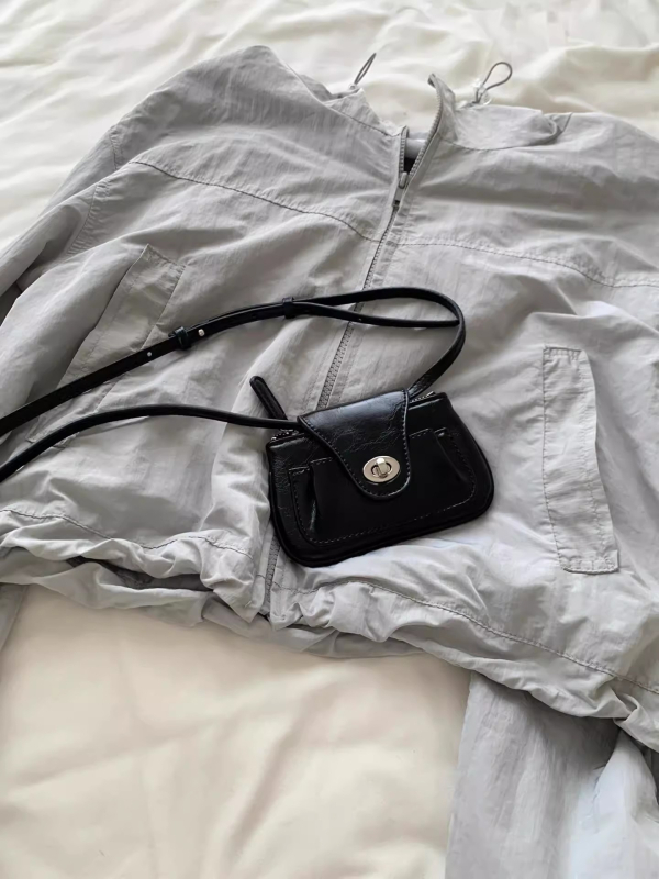 Mala PU crossbody torbica za žene, kvadratna torba s lancem, proljeće 2025