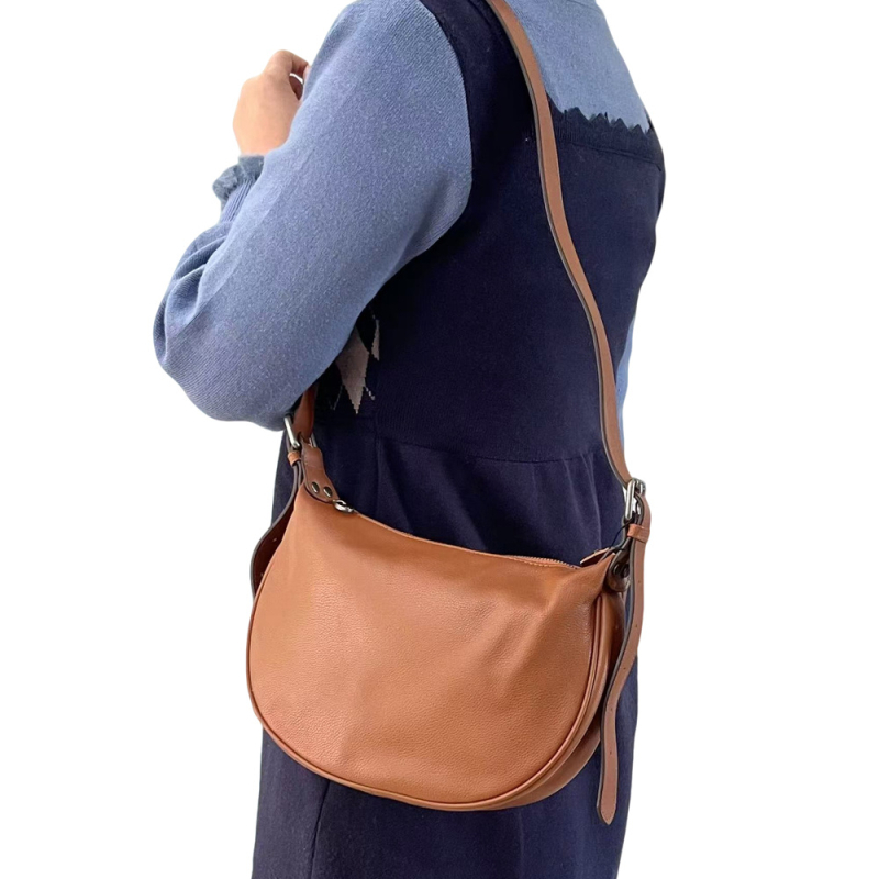 Ženska saddle bag od prave kože, crna, crossbody s jednim remenom, srednja veličina, gradski stil
