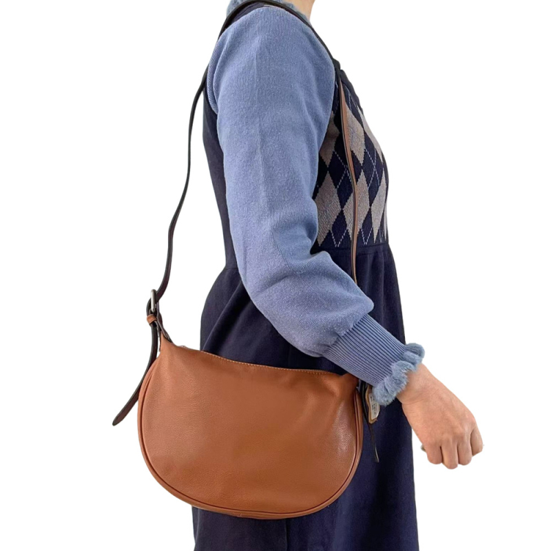 Ženska saddle bag od prave kože, crna, crossbody s jednim remenom, srednja veličina, gradski stil