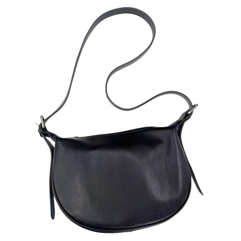 Ženska saddle bag od prave kože, crna, crossbody s jednim remenom, srednja veličina, gradski stil
