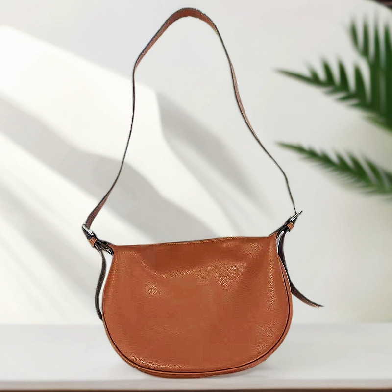 Ženska saddle bag od prave kože, crna, crossbody s jednim remenom, srednja veličina, gradski stil