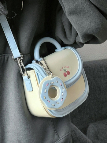 Mala sedlasta torbica biscuit off-white boje, japanskog stila, s ručkom, remenom i crossbody nošenjem, za žene, proljeće–ljeto.