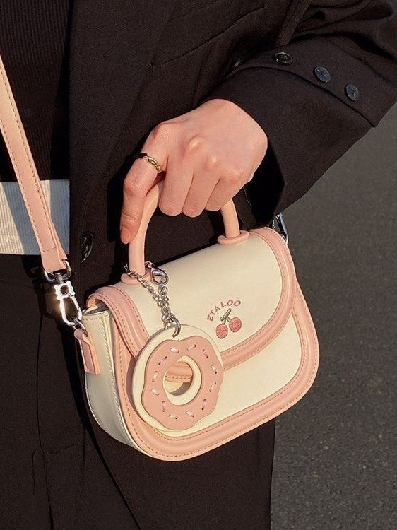 Mala sedlasta torbica biscuit off-white boje, japanskog stila, s ručkom, remenom i crossbody nošenjem, za žene, proljeće–ljeto.