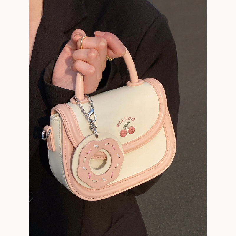 Mala sedlasta torbica biscuit off-white boje, japanskog stila, s ručkom, remenom i crossbody nošenjem, za žene, proljeće–ljeto.