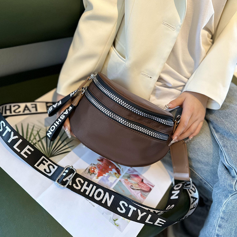 Vodootporna polukružna crossbody torba za žene s printom, lagana i svestrana za ljeto, torba tipa sedla sa širokim remenom