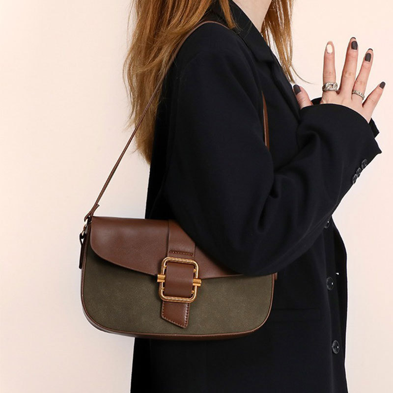 Mala podlaktna crossbody torba s retro luksuznom teksturom – saddle bag