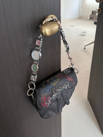Personalizirana ručno oslikana graffiti torbica tip sedlo sa remenom, retro motiv, za dnevnu upotrebu