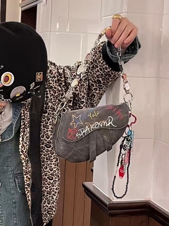 Personalizirana ručno oslikana graffiti torbica tip sedlo sa remenom, retro motiv, za dnevnu upotrebu