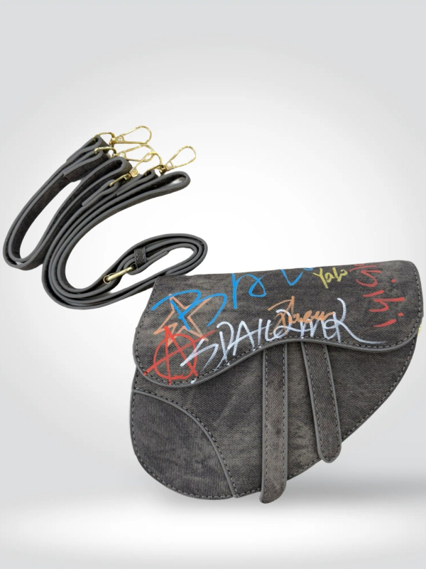 Personalizirana ručno oslikana graffiti torbica tip sedlo sa remenom, retro motiv, za dnevnu upotrebu