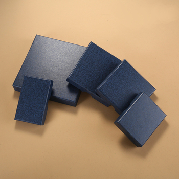 Cutie de ambalaj pentru bijuterii cu capac dublu pentru brățări, lanțuri și inele — carton cu acoperire UV, imprimare logo disponibilă; dimensiuni 8x8x1.5 cm, 9x9x1.5 cm, 12x12x1.8 cm, 8x5x1.6 cm, 7.5x6x1.7 cm