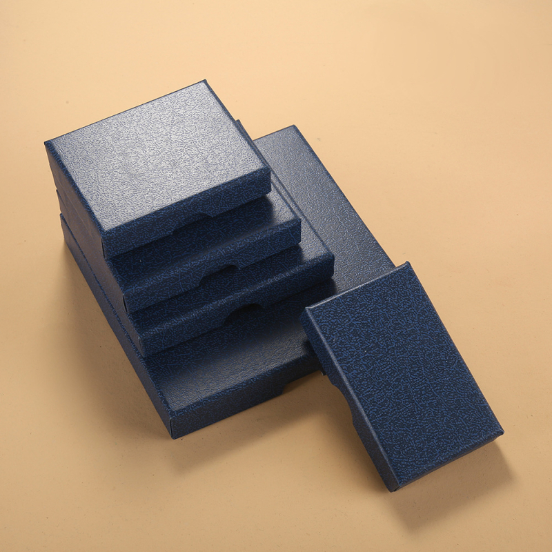 Cutie de ambalaj pentru bijuterii cu capac dublu pentru brățări, lanțuri și inele — carton cu acoperire UV, imprimare logo disponibilă; dimensiuni 8x8x1.5 cm, 9x9x1.5 cm, 12x12x1.8 cm, 8x5x1.6 cm, 7.5x6x1.7 cm