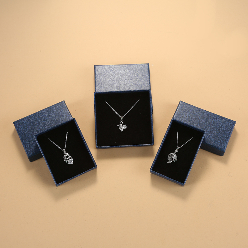 Cutie de ambalaj pentru bijuterii cu capac dublu pentru brățări, lanțuri și inele — carton cu acoperire UV, imprimare logo disponibilă; dimensiuni 8x8x1.5 cm, 9x9x1.5 cm, 12x12x1.8 cm, 8x5x1.6 cm, 7.5x6x1.7 cm