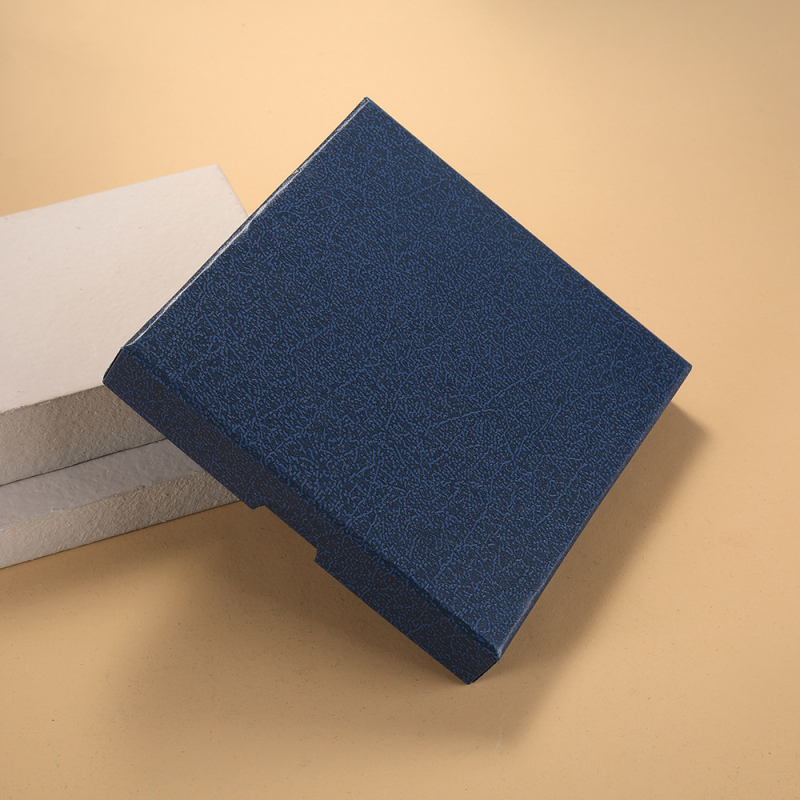Cutie de ambalaj pentru bijuterii cu capac dublu pentru brățări, lanțuri și inele — carton cu acoperire UV, imprimare logo disponibilă; dimensiuni 8x8x1.5 cm, 9x9x1.5 cm, 12x12x1.8 cm, 8x5x1.6 cm, 7.5x6x1.7 cm