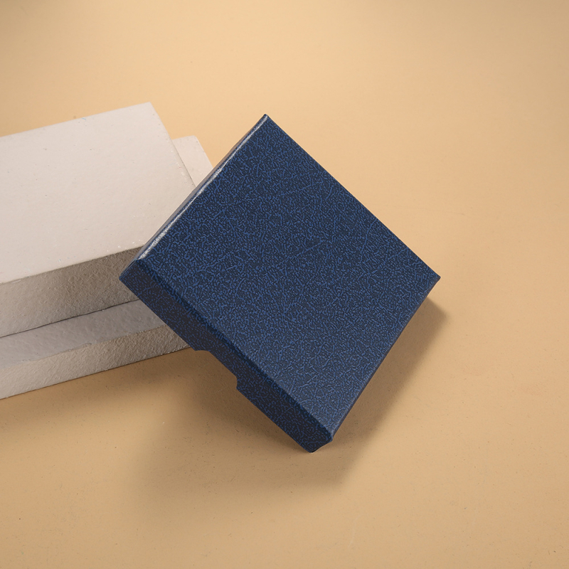 Cutie de ambalaj pentru bijuterii cu capac dublu pentru brățări, lanțuri și inele — carton cu acoperire UV, imprimare logo disponibilă; dimensiuni 8x8x1.5 cm, 9x9x1.5 cm, 12x12x1.8 cm, 8x5x1.6 cm, 7.5x6x1.7 cm