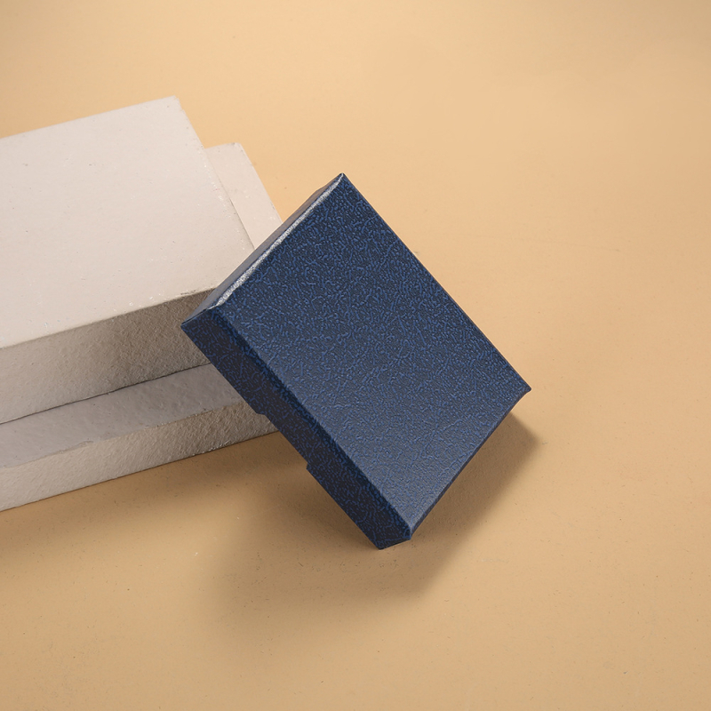 Cutie de ambalaj pentru bijuterii cu capac dublu pentru brățări, lanțuri și inele — carton cu acoperire UV, imprimare logo disponibilă; dimensiuni 8x8x1.5 cm, 9x9x1.5 cm, 12x12x1.8 cm, 8x5x1.6 cm, 7.5x6x1.7 cm