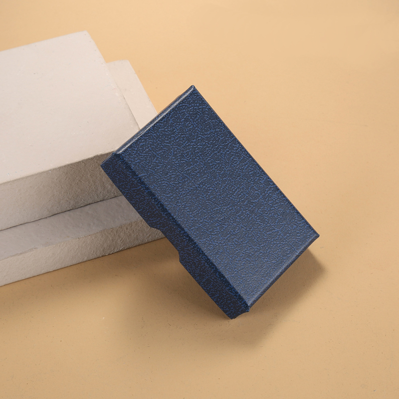 Cutie de ambalaj pentru bijuterii cu capac dublu pentru brățări, lanțuri și inele — carton cu acoperire UV, imprimare logo disponibilă; dimensiuni 8x8x1.5 cm, 9x9x1.5 cm, 12x12x1.8 cm, 8x5x1.6 cm, 7.5x6x1.7 cm