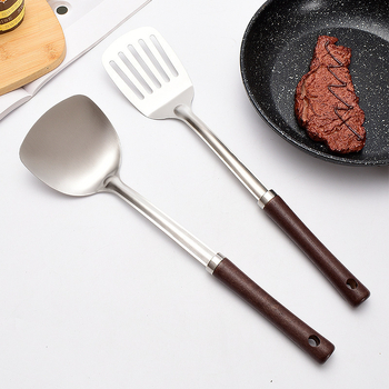 Set de patru piese din oțel inoxidabil cu mâner din lemn: spatulă și lingură pentru prăjit, sită mare și sită pentru ramen
