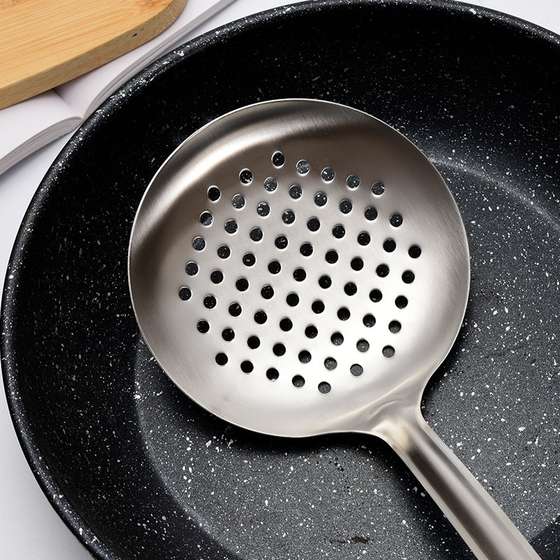 Set de patru piese din oțel inoxidabil cu mâner din lemn: spatulă și lingură pentru prăjit, sită mare și sită pentru ramen