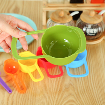 Set de șase piese cupe și linguri de măsurat din plastic colorat pentru coacere
