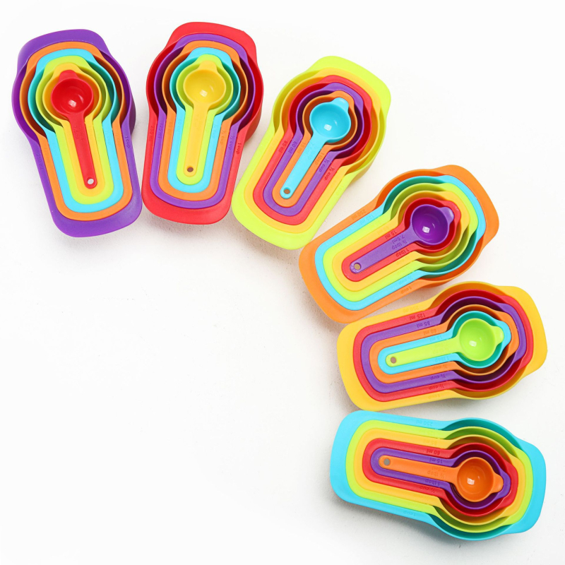 Set de șase piese cupe și linguri de măsurat din plastic colorat pentru coacere