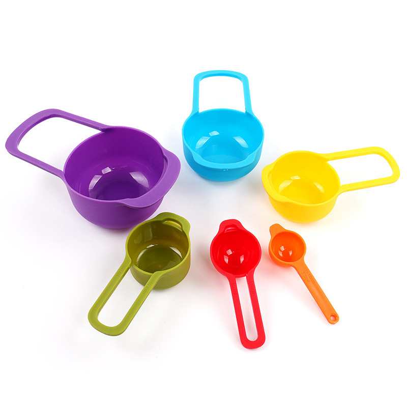 Set de șase piese cupe și linguri de măsurat din plastic colorat pentru coacere