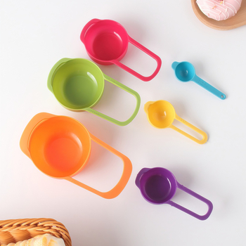 Set colorat din silicon și PP pentru măsurare în bucătărie: linguri și cănute de măsură colorate, cu marcaje, incluzând lingură pentru lapte praf și lingură pentru condimente.