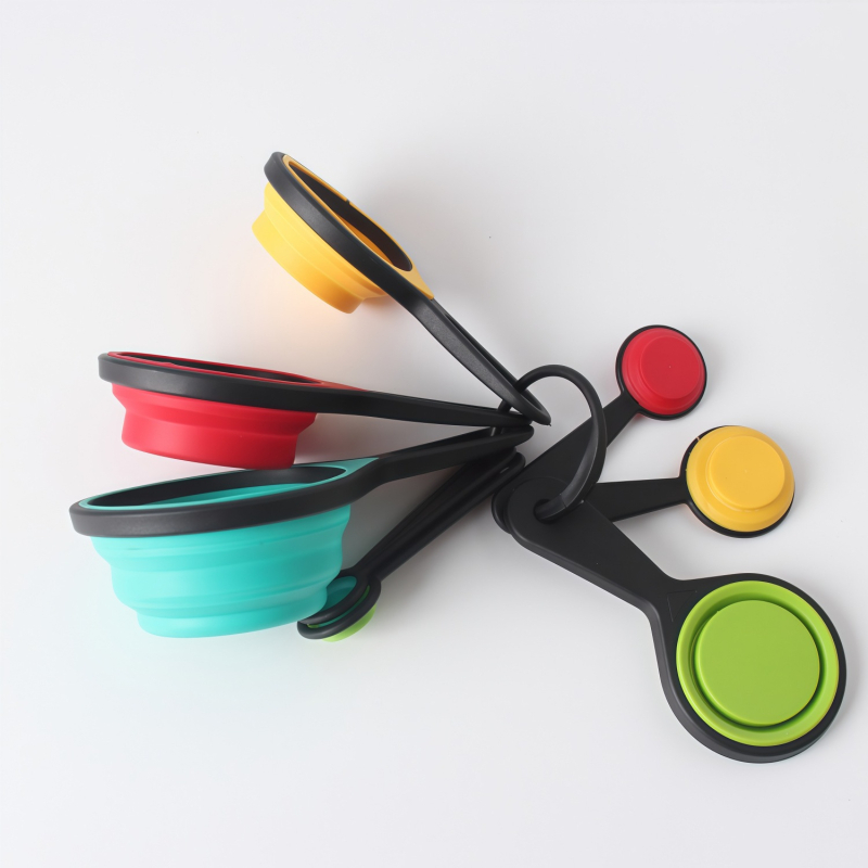 Set colorat din silicon și PP pentru măsurare în bucătărie: linguri și cănute de măsură colorate, cu marcaje, incluzând lingură pentru lapte praf și lingură pentru condimente.