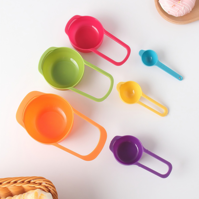 Set colorat din silicon și PP pentru măsurare în bucătărie: linguri și cănute de măsură colorate, cu marcaje, incluzând lingură pentru lapte praf și lingură pentru condimente.