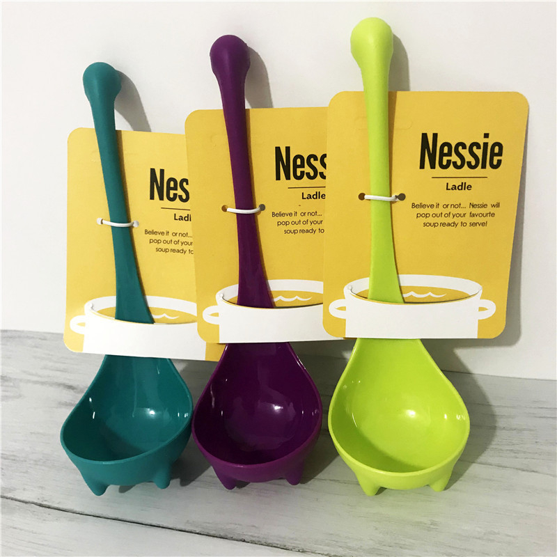 Set din plastic cu mâner lung, pentru agățare; lingură de supă cu monstrul Loch Ness; lingură mare pentru terci ce poate sta în picioare; set de trei piese