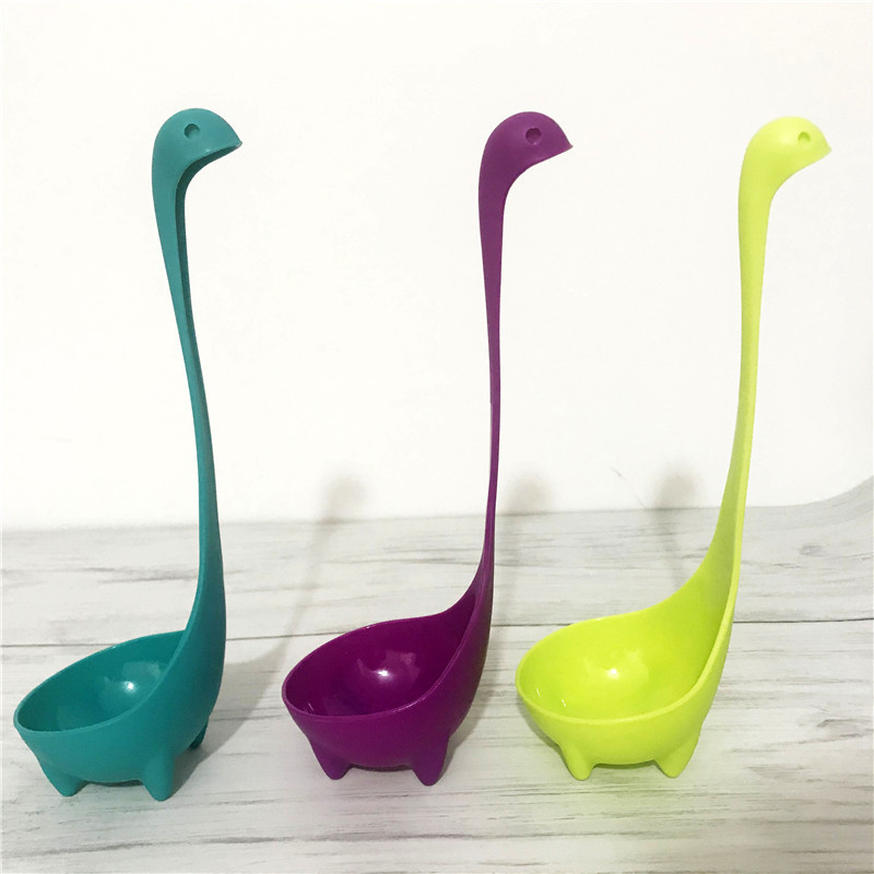 Set din plastic cu mâner lung, pentru agățare; lingură de supă cu monstrul Loch Ness; lingură mare pentru terci ce poate sta în picioare; set de trei piese