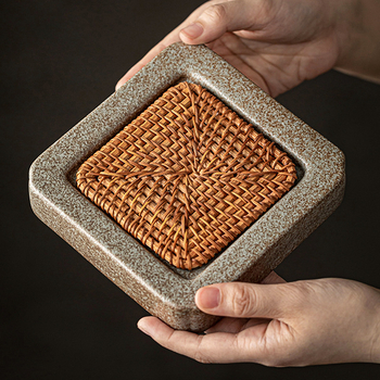 Suport pentru ceainic din ceramică turnată, cu bază împletită din răchită, pernă izolantă termică, farfurioară pentru ceai și accesorii ale setului de ceai