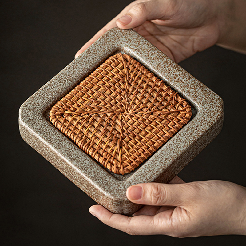 Suport pentru ceainic din ceramică turnată, cu bază împletită din răchită, pernă izolantă termică, farfurioară pentru ceai și accesorii ale setului de ceai