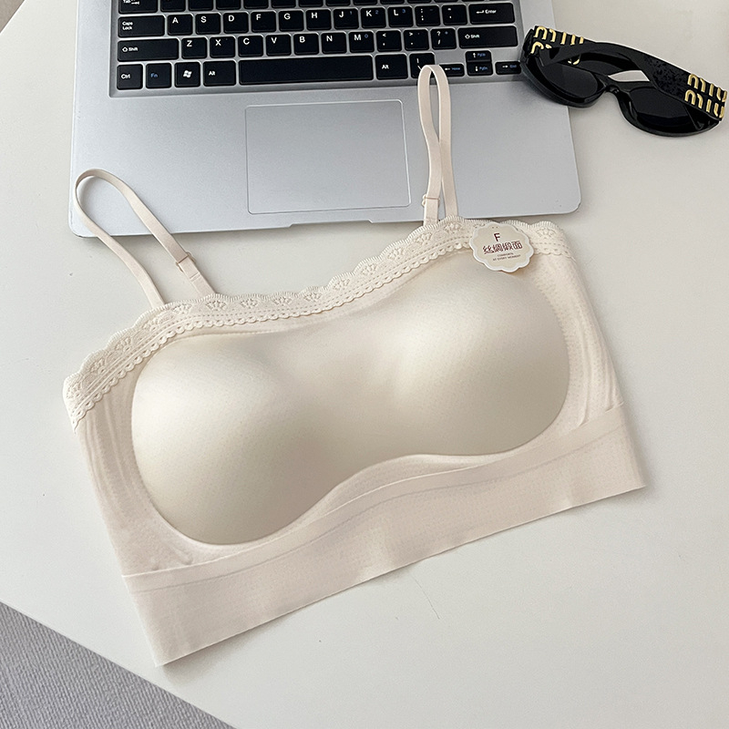 Ljetni bezrameni bustier s čipkastim rubom i satenskim završetkom