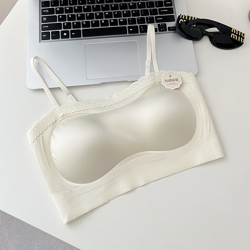 Ljetni bezrameni bustier s čipkastim rubom i satenskim završetkom